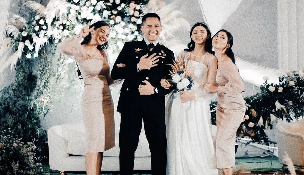 Lihat perjalanan sahabat ini dalam potret fashion saat sama-sama jadi bridesmaid. Enzy dan Mila jadi bridesmaid bareng saat pernikahan sahabat mereka Furry Citra dalam dress simple dan chic. [Foto: Instagram @jscmila]