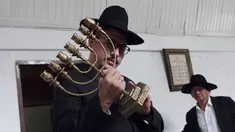 Rabi Yaakov Baruch memegang menorah di Sinagoge Shaar Hasyamayim, Tondano, Sulawesi Utara, Senin (4/3). Yaakov Baruch adalah rabi di satu-satunya sinagoge di Indonesia. (Ronny Adolof Buol/AFP)