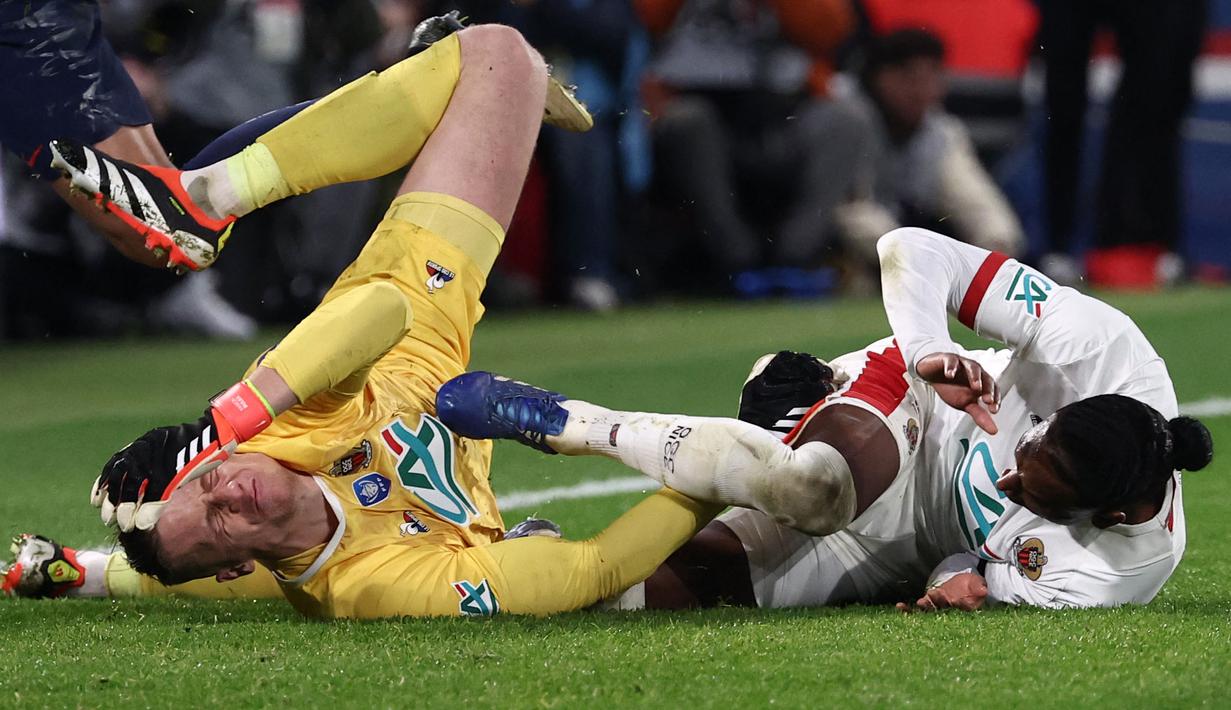 Kiper Nice, Marcin Bulka (kiri) terlibat tabrakan dengan rekannya sendiri, Pablo Rosario pada laga perempat final Coupe de France 2023/2024 melawan PSG di Stadion Parc des Princes, Paris, Prancis, Kamis (14/03/2024) dini hari WIB. (AFP/Franck Fife)