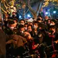Polisi dan orang-orang digambarkan dalam bentrokan di Shanghai pada 27 November 2022, di mana protes terhadap kebijakan nol-COVID China terjadi pada malam sebelumnya menyusul kebakaran mematikan di Urumqi, ibu kota wilayah Xinjiang. (Foto: AFP/Hector Retamal)