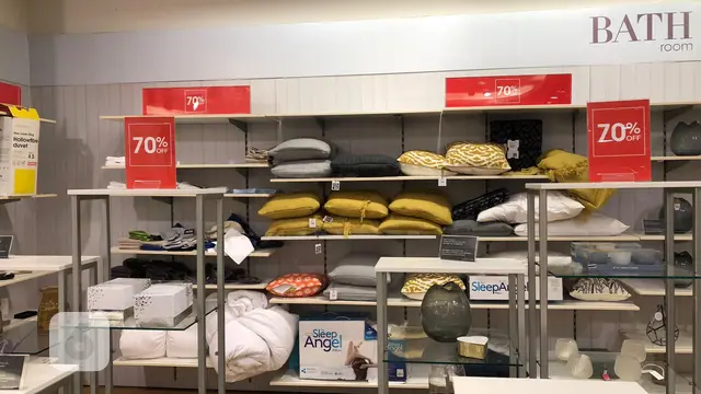 Kondisi gerai ritel Debenhams di Senayan City sebelum tutup. Gerai ritel ini mengumbar diskon besar-besaran bagi berbagai produknya (Vina A. Muliana/Liputan6.com)