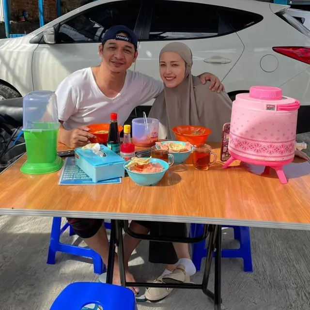 Potret 8 Artis saat Makan di Pinggir Jalan, Tetap Santai