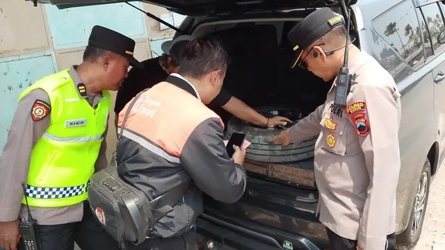 Peristiwa pencurian modus ban kempes terjadi di depan gudang keramik di Kudus.