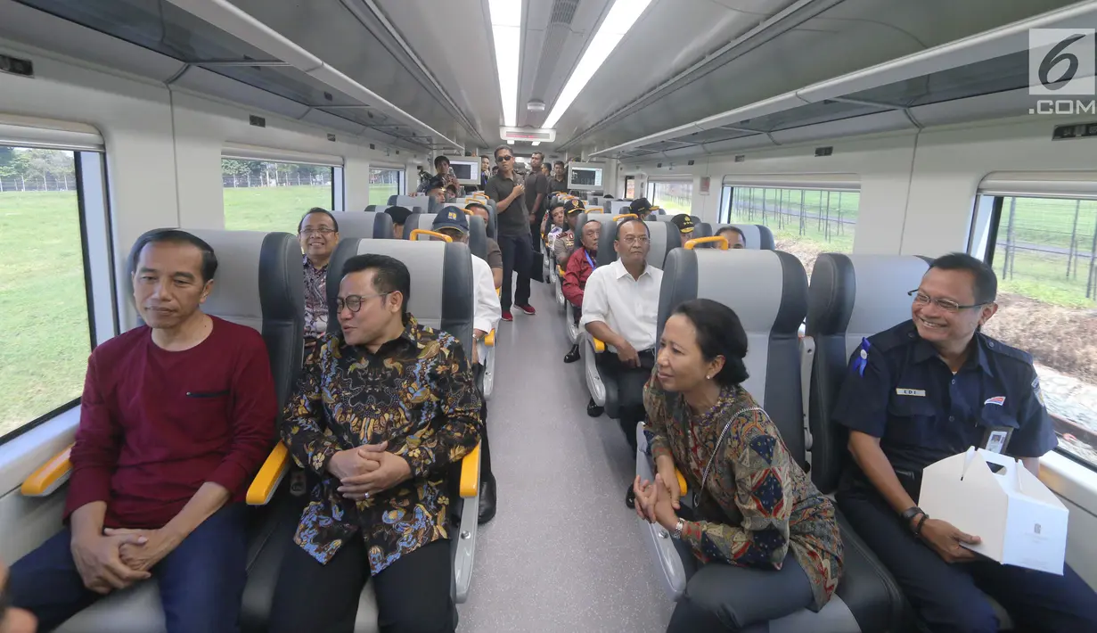 Presiden Jokowi berbincang dengan Ketum PKB, Muhaimin Iskandar (tengah) dan Menteri BUMN Rini Soemarno saat menjajal kereta bandara menuju Stasiun Sudirman Baru, Selasa (2/1). (Liputan6.com/Pool/Kurniawan)