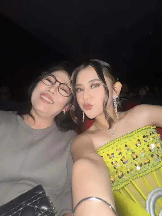 Ziva Magnolya tampil dengan tube dress warna shocking hijau, dengan aksen payet di bagian dada. Dipadukan dengan perhiasan kalung dan anting- anting silvernya. [@zivamagnolya]
