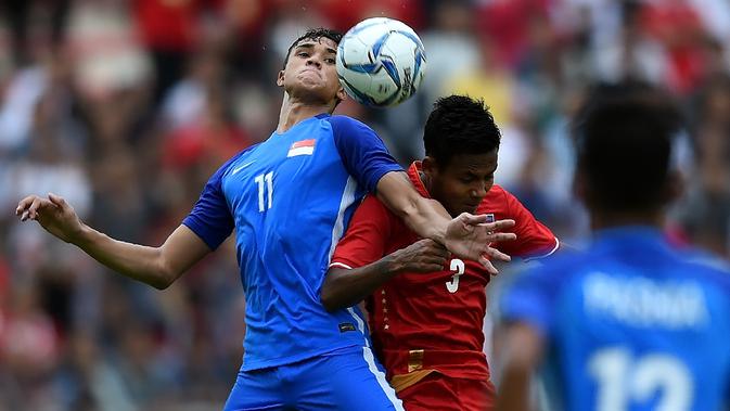 Striker muda Timnas Singapura, Ikhsan Fandi (kiri) di Piala AFF 2018. (MANAN VATSYAYANA / AFP)