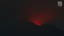 Sinar merah yang terlihat di puncak kawah Gunung Agung, di Karangasem, Bali, Minggu (26/11). Sinar merah yang memancar dari dalam kawah itu bersumber pada lava yang berada di dalam kawah. (Liputan6.com/Andi Jatmiko)