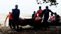 Tim SAR gabungan masih mencari tiga korban kapal nelayan tenggelam di perairan Tegal dan Pemalang, Jawa Tengah. (Liputan6.com/Fajar Eko Nugroho)