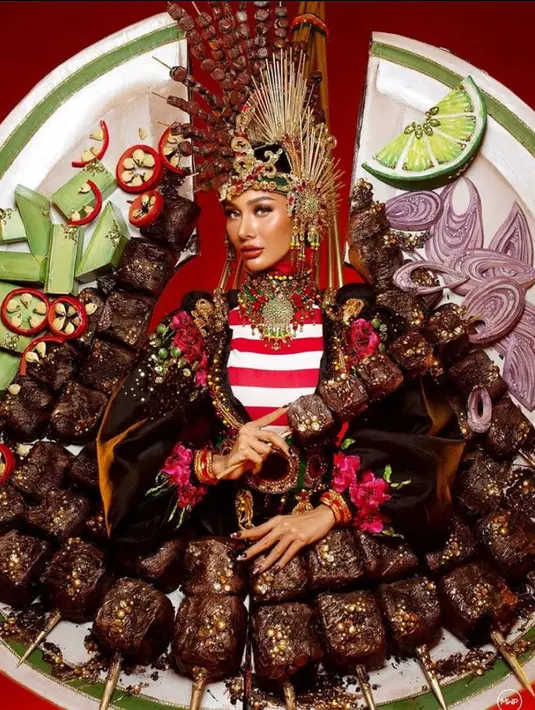 7. Dengan tema "The Edacious of Chicken Satay". Aurra Kharisma akan mempresentasikan sate ayam lewat busana yang dirancang oleh Jember Fashion Carnaval. (Instagram/aurrakharishma).