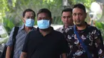 Hakim Kayat (kiri) dan orang yang berperkara kasus suap bebaskan terdakwa PN Balikpapan tiba di Gedung KPK, Jakarta, Sabtu (4/5/2019).Dari operasi tangkap tangan (OTT) di Balikpapan, Kaltim, KPK mengamankan seorang hakim, panitera muda, dan dua orang pengacara. (merdeka.com/Imam Buhori)