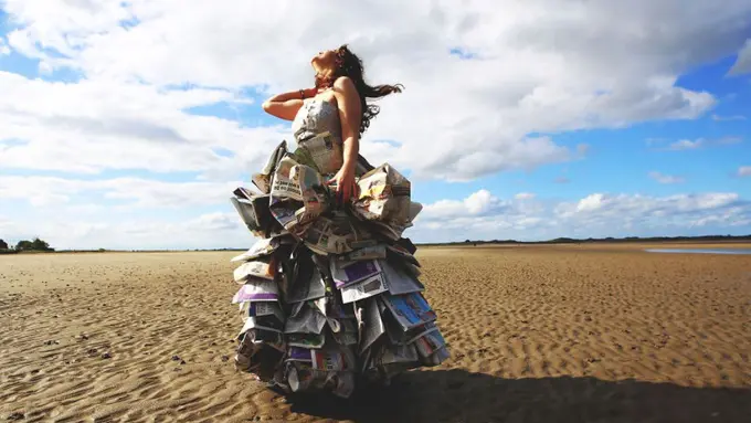 Ngga Hanya Dibaca, Ini Dia 8 Potret Koran yang Dijadikan Gaun