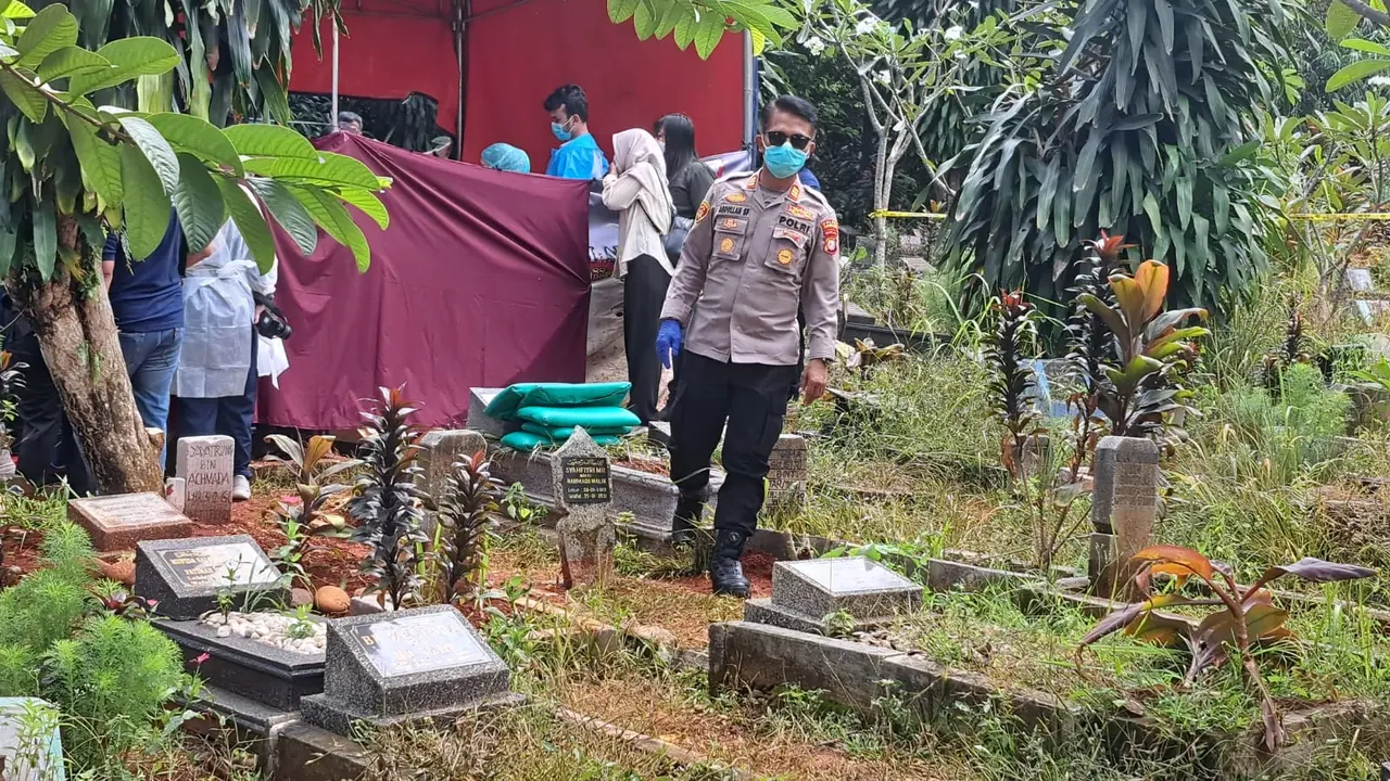 makam bocah disiksa ibu tiri di depok dibongkar
