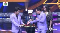 Raih Predikat Academia Terbaik, Hasby (Gowa) Memilih Kalung Emas sebagai Hadiah Untuknya dari Tiga Pilihan Hadiah yang Ditawarkan oleh Soimah di Dangdut Academy 5. (Indosiar)