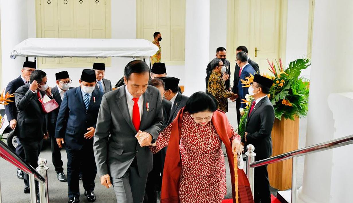 Presiden Joko Widodo bersama Megawati Soekarnoputri, Prabowo Subianto, Airlangga Hartarto, Muhaimin Iskandar, Surya Paloh, Zulkifli Hasan, dan Suharso Monoarfa tiba untuk menghadiri pelantikan menteri dan wakil menteri di Istana Negara, Jakarta, Rabu, 15 Juni 2022. (Foto: Laily Rachev - Biro Pers Sekretariat Presiden)