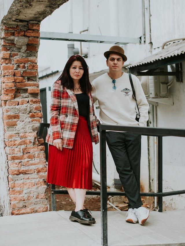 Tak Kalah Keren dari Anak, Ini 6 Potret Ibu Kevin Julio yang Jarang Tersorot