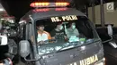 Ambulans membawa jenazah polisi yang gugur dalam rusuh Mako Brimob, RS Polri, Jakarta, Rabu (9/5). Pihak keluarga membawa para korban meninggal setelah kurang lebih delapan jam berada dalam ruang forensik. (Merdeka.com/Iqbal Nugroho)
