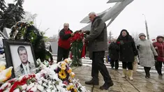 Warga meletakkan karangan bunga di dekat potret pilot asal Rusia, Oleg Peshkov di Lipetsk, Rusia, Rabu (2/12). Oleg Peshkov adalah pilot yang tewas saat pesawat tempur Su-24 yang dikemudikannya ditembak jatuh Turki pekan lalu. (REUTERS/Maxim Zmeyev)