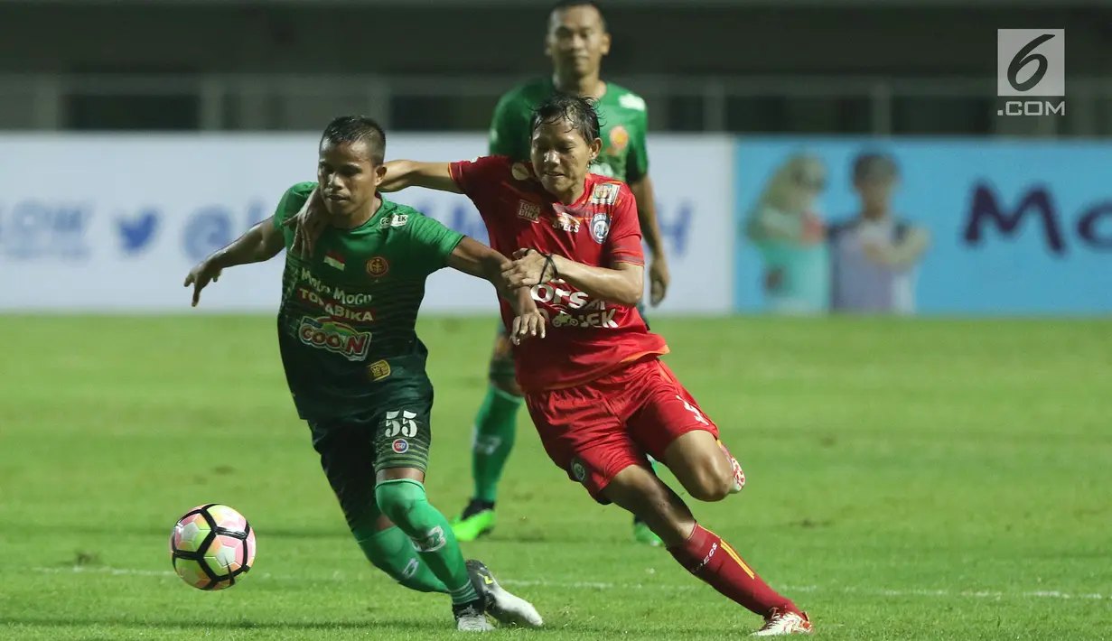 Gelandang Arema FC, Adam Alis (kanan) berebut bola dengan pemain tengah PS TNI, Manahati Lestusen saat laga lanjutan Liga 1 Indonesia di Stadion Pakansari, Bogor, Senin (3/7). Laga kedua tim berakhir imbang 0-0. (Liputan6.com/Helmi Fithriansyah)