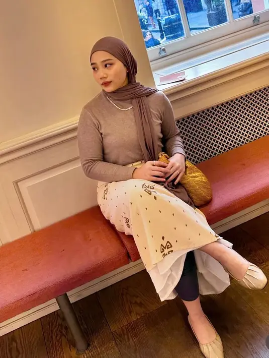 Camillia Azzahra mengenakan atasan dan kerudung coklat dipadukan bawahan batik saat nyoblos di TPS Inggris. [@camilliazr]