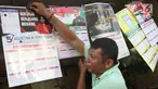 Pekerja menunjukkan kalender tahun 2019 di kawasan Senen, Jakarta, Jumat (7/12). Menjelang berakhirnya tahun 2018, produksi kalender di kawasan pusat percetakan tersebut meningkat 40 persen. (Liputan6.com/Immanuel Antonius)