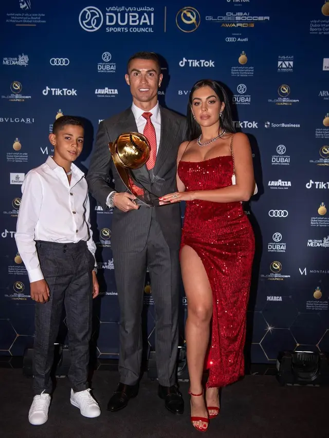 7 Potret Mesra Cristiano Ronaldo dan Kekasih, Umumkan Hamil Anak Kembar