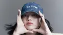 Lagi, dalam photoshoot brand Celine, Lisa terlihat menawan dengan sport bra Celine berwarna putih, short pants, low-boost lengkap dengan kaus kaki putih, mini bag, dan baseball cap bermotif army yang juga dari brand Celine.  Foto: Instagram.