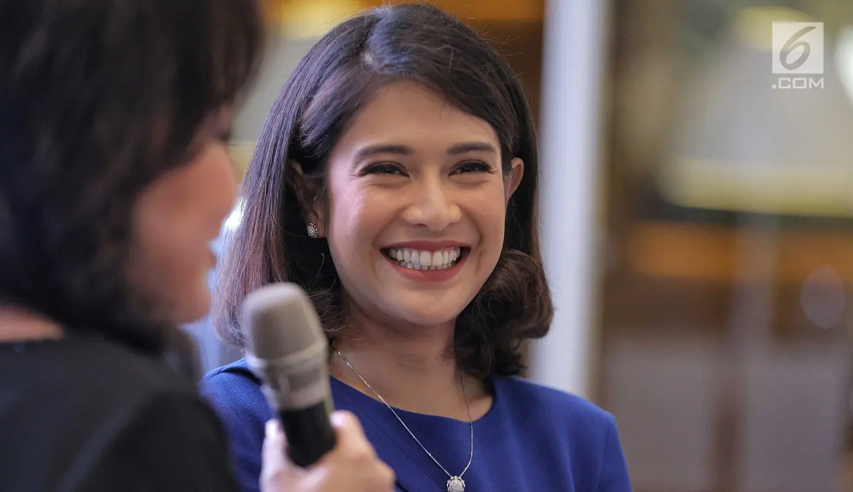 Artis Dian Sastrowardoyo sebagai Brand ambassador Mondial Jeweler saat menjadi pembicara di Plaza Indonesia, Jakarta, Jumat (27/7). Soal jenis perhiasan, Dian mengaku lebih suka kalung daripada yang lainnya. (Liputan6.com/Faizal Fanani)