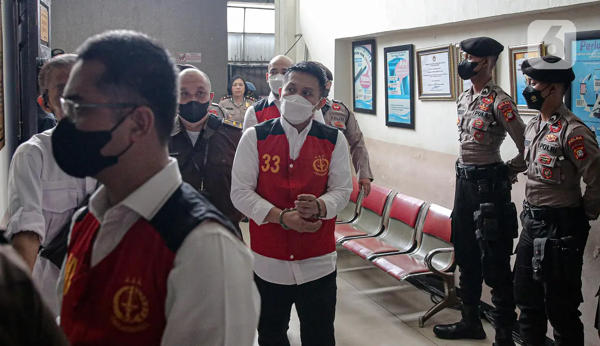 Terdakwa Chuck Putranto, Irfan Widyanto, dan Baiquni Wibowo tiba di Pengadilan Negeri Jakarta Selatan, Jakarta, Rabu (19/10/2022). Mereka akan menjalani sidang lanjutan kasus obstruction of justice terkait pembunuhan berencana terhadap Brigadir Nopriansyah Yosua Hutabarat atau Brigadir J. (Liputan6.com/Faizal Fanani)