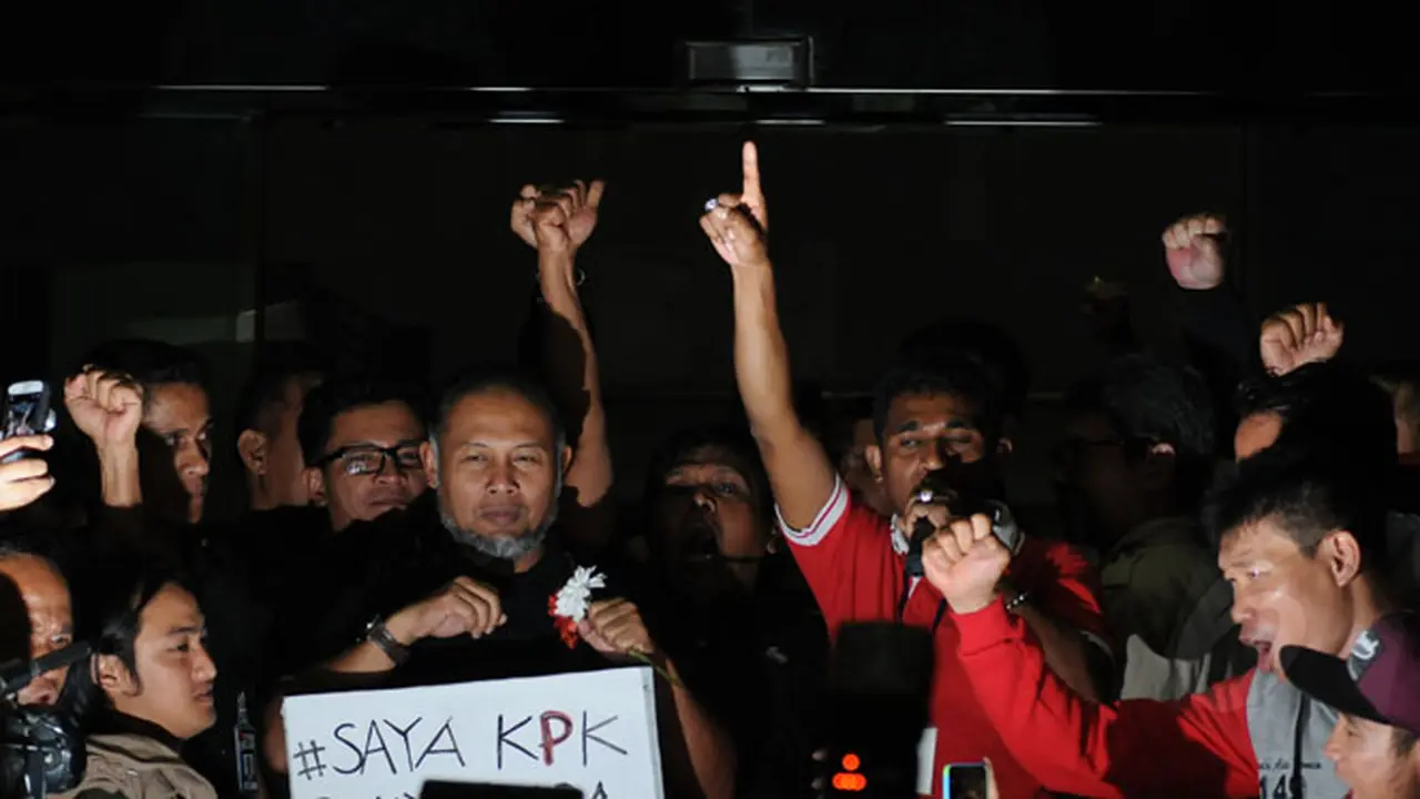 Kembali Ke Gedung KPK, Bambang Widjojanto Disambut Ratusan Aktivis