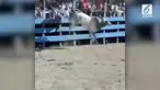 Entah apa yang ada dipikiran pria ini sehingga mendekati seekor banteng yang berada di arena. Akibat ulahnya itu, hal buruk pun terjadi padanya. Ia diserang banteng tersebut.