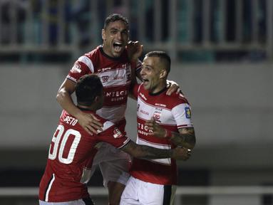Bek Madura United, Jaimerson Silva, merayakan gol yang dicetaknya ke gawang PS Tira Persikabo laga Shopee Liga 1 di Stadion Pakansari, Bogor (12/7). Tira bermain imbang 2-2 atas Madura. (Bola.com/Yoppy Renato)