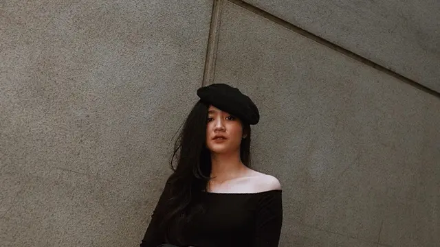 FOTO: Gaya Febby Rastanty Pakai Outfit Off Shoulder, Tampil Feminin