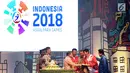 Wakil Presiden Jusuf Kalla (ketiga kiri) menyerahkan potongan tumpeng tanda dimulai Hitung Mundur Pelaksanaan Asian Para Games 2018 di JIExpo, Jakarta, Jumat (6/10). Asian Para Games 2018 akan berlangsung di Jakarta. (Liputan6.com/Helmi Fithriansyah)