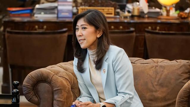 6 Inspirasi Padu Padan Blazer ala Menkomdigi Meutya Hafid