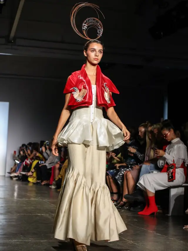 [Bintang] Kimberly Tandra Bawa Nuansa Bendera Indonesia di New York Fashion Week
