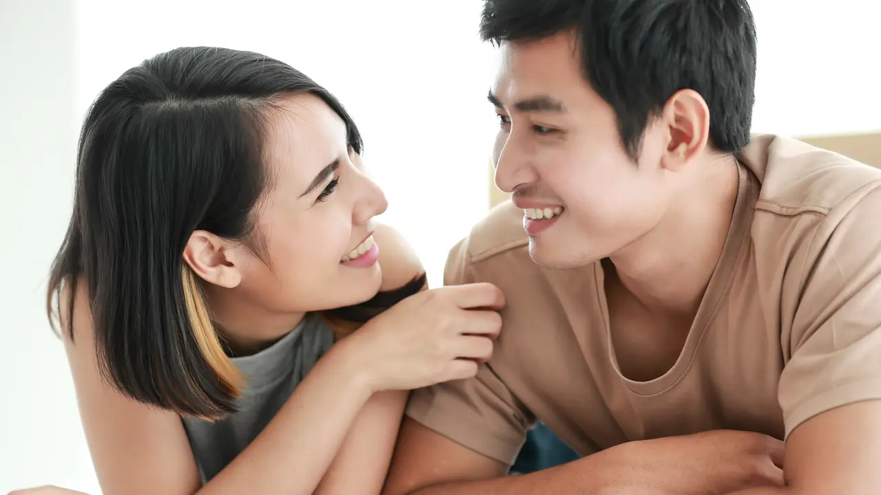perempuan dan pasangan oktober tenang