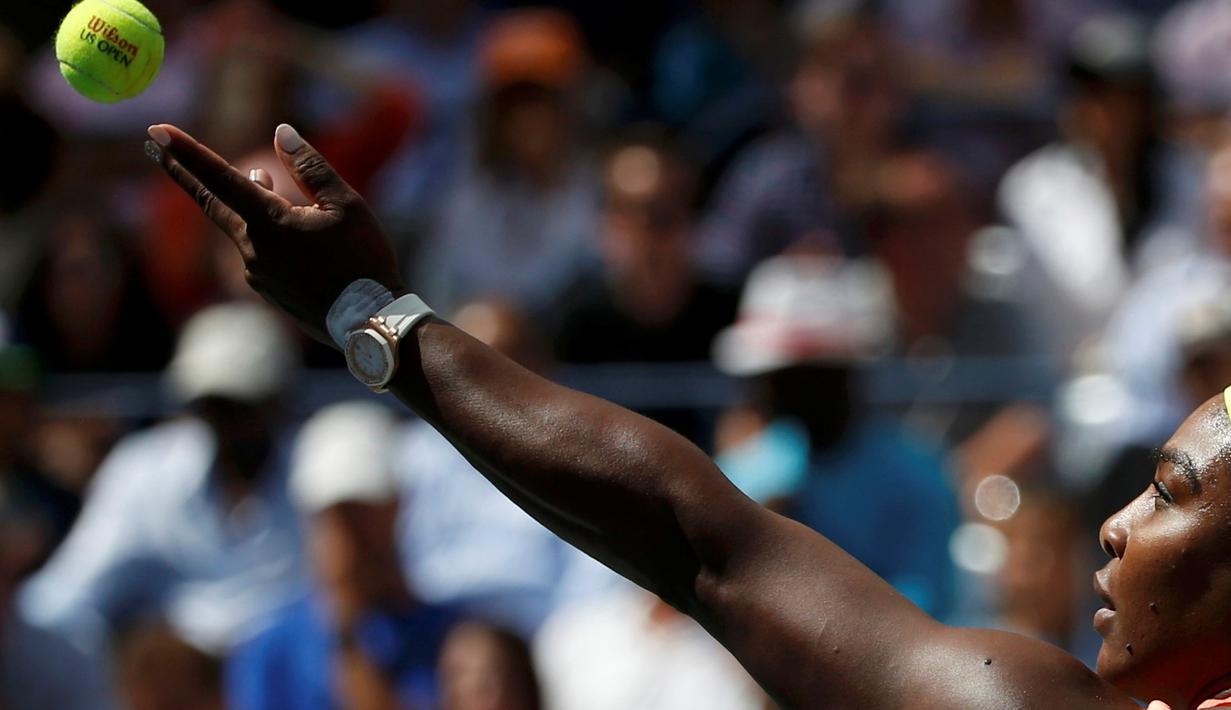Petenis AS, Serena Williams, saat melakukan servis kepada lawannya petenis Italia, Roberta Vinci, dalam semifinal tunggal putri Turnamen Tenis AS Terbuka di New York, AS. (11/9/2015). (Reuters/Shannon Stapleton)