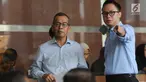 Mantan Dirut PT Garuda Indonesia Emirsyah Satar (kiri) saat akan menjalani pemeriksaan di Gedung KPK, Jakarta, Rabu (17/7/2019). Satar diperiksa sebagai tersangka terkait dugaan suap pengadaan mesin Rolls-Royce PLC asal Inggris untuk pesawat Airbus milik Garuda Indonesia. (merdeka.com/Dwi Narwoko)
