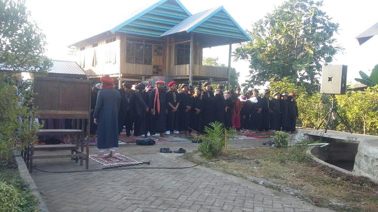 Jemaah berambut pirang An Nadzir di Sulsel mulai berpuasa besok (Liputan6.com/ Eka Hakim)