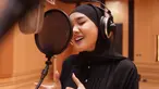Dalam unggahan foto saat melakukan rekaman lagu, Cita Citata terlihat tampil dalam balutan hijab pasmina berwarna hitam. Penampilan wanita 28 tahun ini pun menjadi sorotan netizen. (Liputan6.com/IG/@cita_citata)
