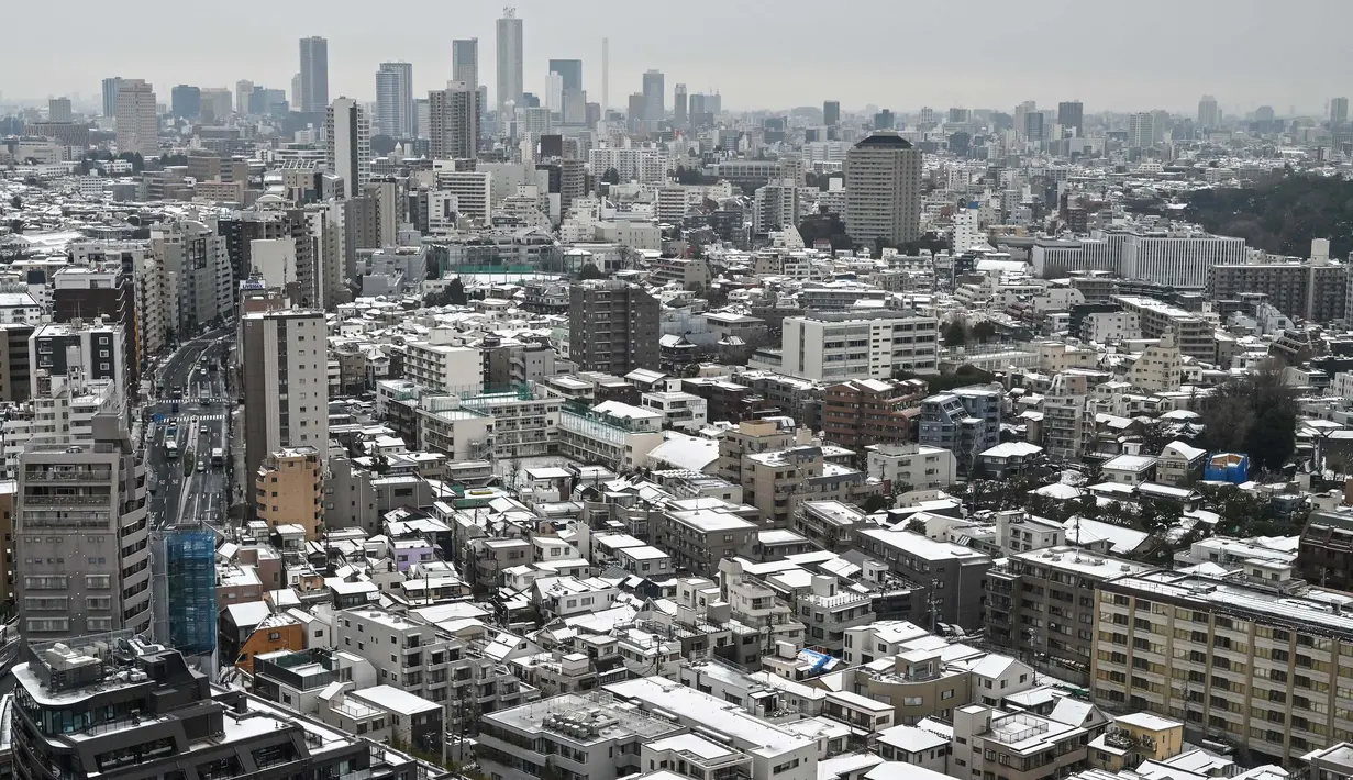 Pemandangan umum ini menunjukkan atap-atap yang tertutup salju di sebuah lingkungan di pusat kota Tokyo pada tanggal 6 Februari 2024, setelah ibu kota Jepang ini diguyur salju pada malam sebelumnya. (Richard A. Brooks/AFP)
