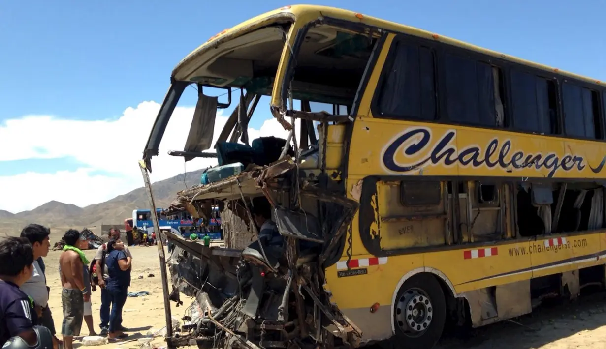 Sejumlah orang melihat kondisi bus yang mengalami tabrakan di jalan tol Kota Huarmey, Peru, Senin (23/3/2015). Insiden ini setidaknya menewaskan  34 orang tewas dan 70 luka-luka lainnya. (REUTERS/Andina Agency)