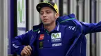 Pebalap Yamaha Movistar, Valentino Rossi, merapihkan jaket saat mendatangi paddock di Sirkuit Motegi, Tochigi Prefecture, Kamis (12/10/2017). MotoGP Jepang akan bergulir pada Minggu ini. (AFP/Toshifumi Kitamura)