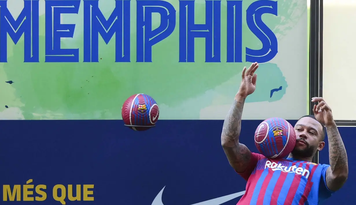 Dalam kesempatan tersebut, Memphis Depay menunjukkan kebolehannya mengolah si kulit bundar dihadapan awak media. (Foto: AFP/Lluis Gene)