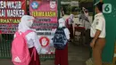 Sejumlah murid  memasuki sekolah  SD Negeri 6, Bekasi, Jawa Barat, Selasa (4/8/2020). Pemerintah setempat memberikan izin kepada enam sekolah untuk melakukan uji coba pembelajaran tatap muka selama satu bulan. (Liputan6.com/Herman Zakharia)