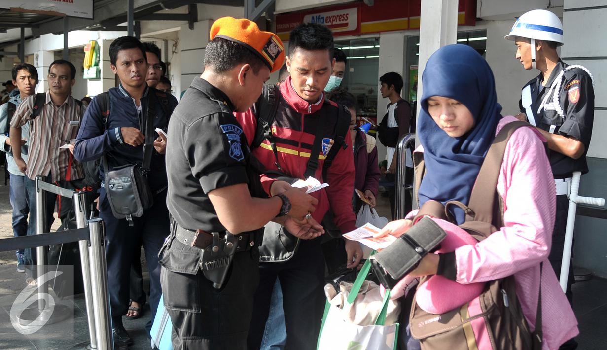 Penumpang kereta mengantri di pintu masuk Stasiun Senen, Jakarta, Jumat (9/9). Jelang libur panjang Hari Raya Idul Adha tiket Kereta reguler dan tambahan yang disiapkan PT Kereta Api Indonesia (KAI) telah habis terjual. (Liputan6.com/Yoppy Renato)