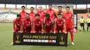 <p>Para pemain starting XI Persis Solo berfoto bersama jelang menghadapi PSM Makassar pada laga matchday kedua Grup A Piala Presiden 2024 di Stadion Si Jalak Harupat, Soreang, Kabupaten Bandung, Senin (22/7/2024). (Bola.com/Abdul Aziz)</p>