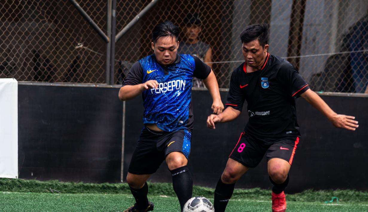 Pemain mengontrol bola saat laga final Pertamax Liga Ayo Mini Football Tangerang di Lapangan Sabnani Park, Tangerang, Minggu (25/8). PSPG berhasil menang atas Persepon melalui adu penalti. (Dokumentasi)