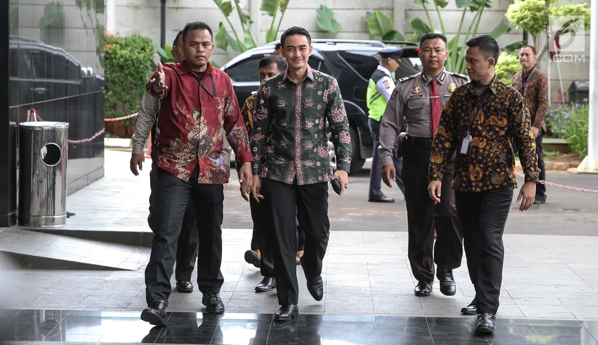 Gubernur Jambi, Zumi Zola didampingi beberapa pengawal memenuhi panggilan penyidik di Gedung KPK, Jakarta, Jumat (5/1). Zumi Zola diperiksa sebagai saksi kasus dugaan suap pengesahan rancangan APBD tahun anggaran 2018. (Liputan6.com/Faizal Fanani)