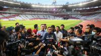 Menpora RI, Zainudin Amali (tengah) bersama Ketua Umum PSSI, Mochamad Iriawan (tengah kiri) dan&nbsp;Sekertaris Jenderal PSSI, Yunus Nusi memberikan keterangan saat latihan resmi menjelang laga semifinal Piala AFF 2022 melawan Timnas Vietnam yang berlangsung di Stadion Utama Gelora Bung Karno (SUGBK), Jakarta, Kamis (05/01/2023). (Bola.com/Bagaskara Lazuardi)